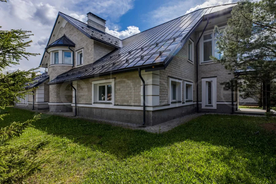 Азарово. Купить дом площадью 759.2 м² на участке 24.5 соток в элитном коттеджном посёлке Азарово на Рублёво-Успенском шоссе в 18 км от МКАД.