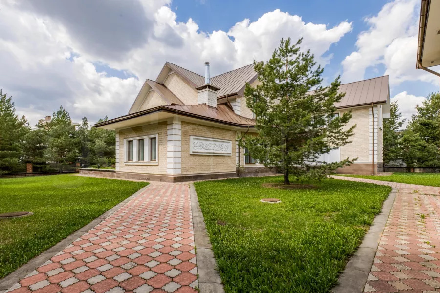 Азарово. Купить дом площадью 635 м² на участке 27.3 соток в элитном коттеджном посёлке Азарово на Рублёво-Успенском шоссе в 18 км от МКАД.