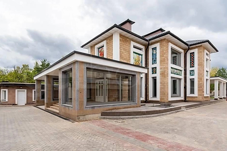 Азарово. Купить дом площадью 382 м² на участке 12 соток в элитном коттеджном посёлке Азарово на Рублёво-Успенском шоссе в 18 км от МКАД.